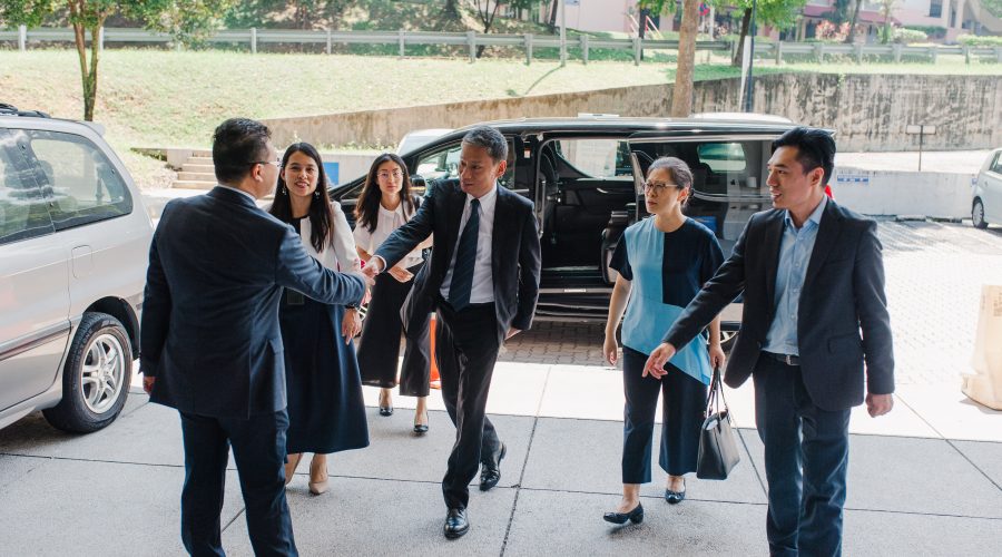 1、中国驻马使馆代办陈辰先生抵达招聘会现场