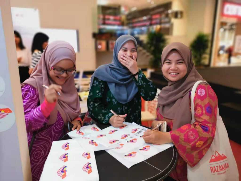 图片展里,你们的笑容和照片一样动人!