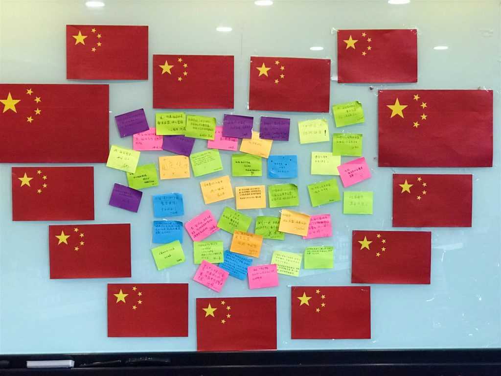 身在海外心系祖国,在马中企组团观看阅兵仪式