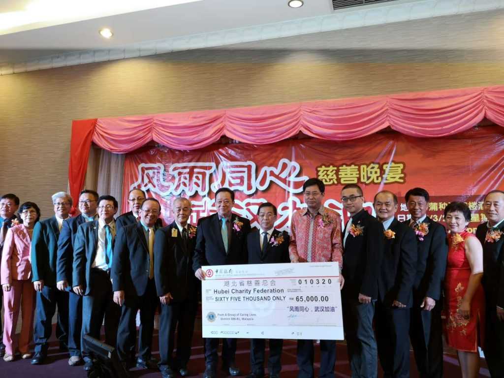 四海同胞协心助,明月何曾是两乡